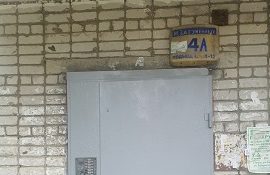 Покраска входных дверей дома по адресу ул. Марии Загуменных, 4А