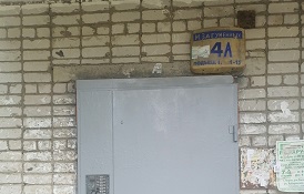 Покраска входных дверей дома по адресу ул. Марии Загуменных, 4А